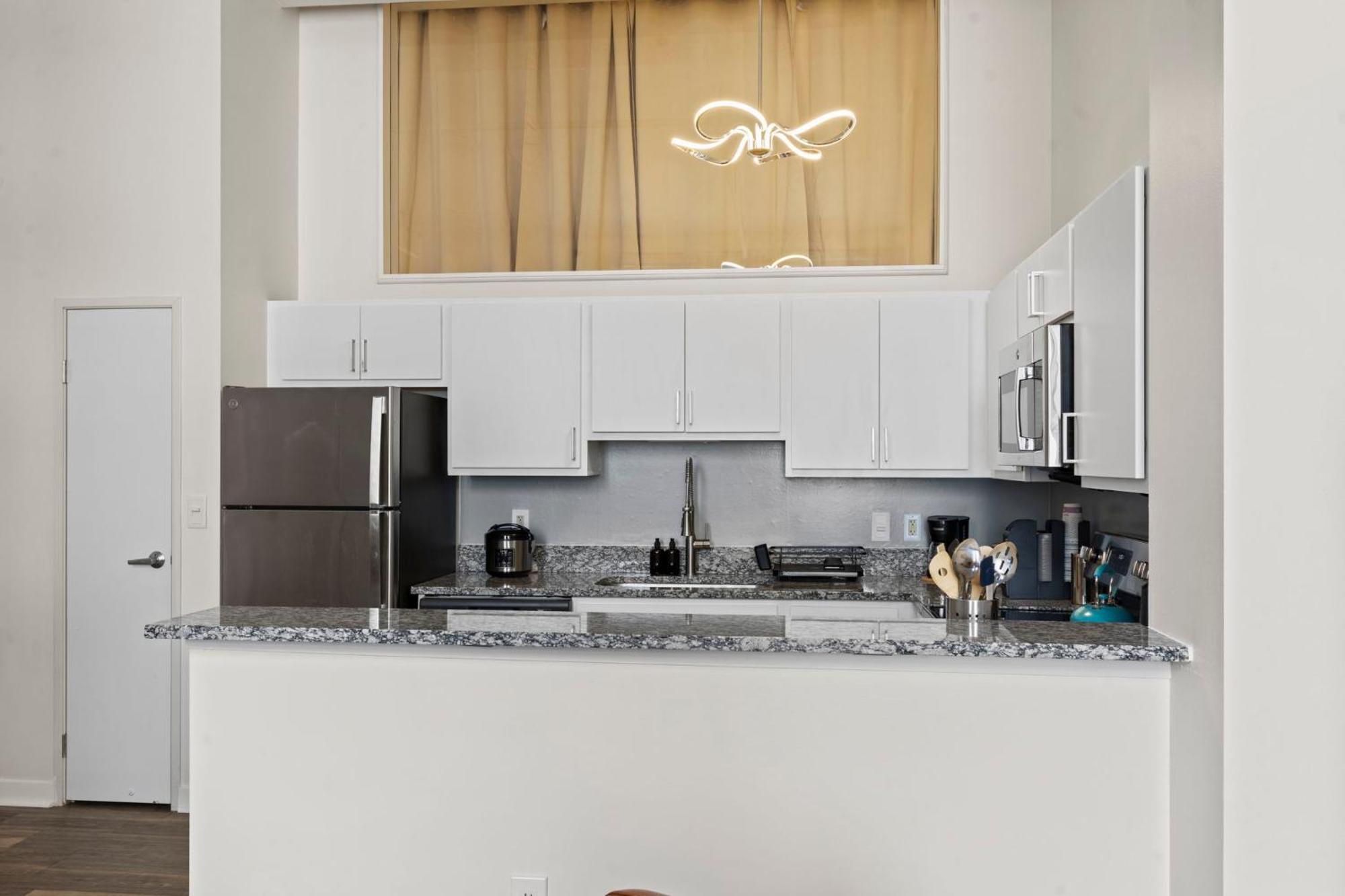Indy Metro Stay - Sleeps 8 - Skywalk Access - Monument Circle Indianapolis Exterior foto