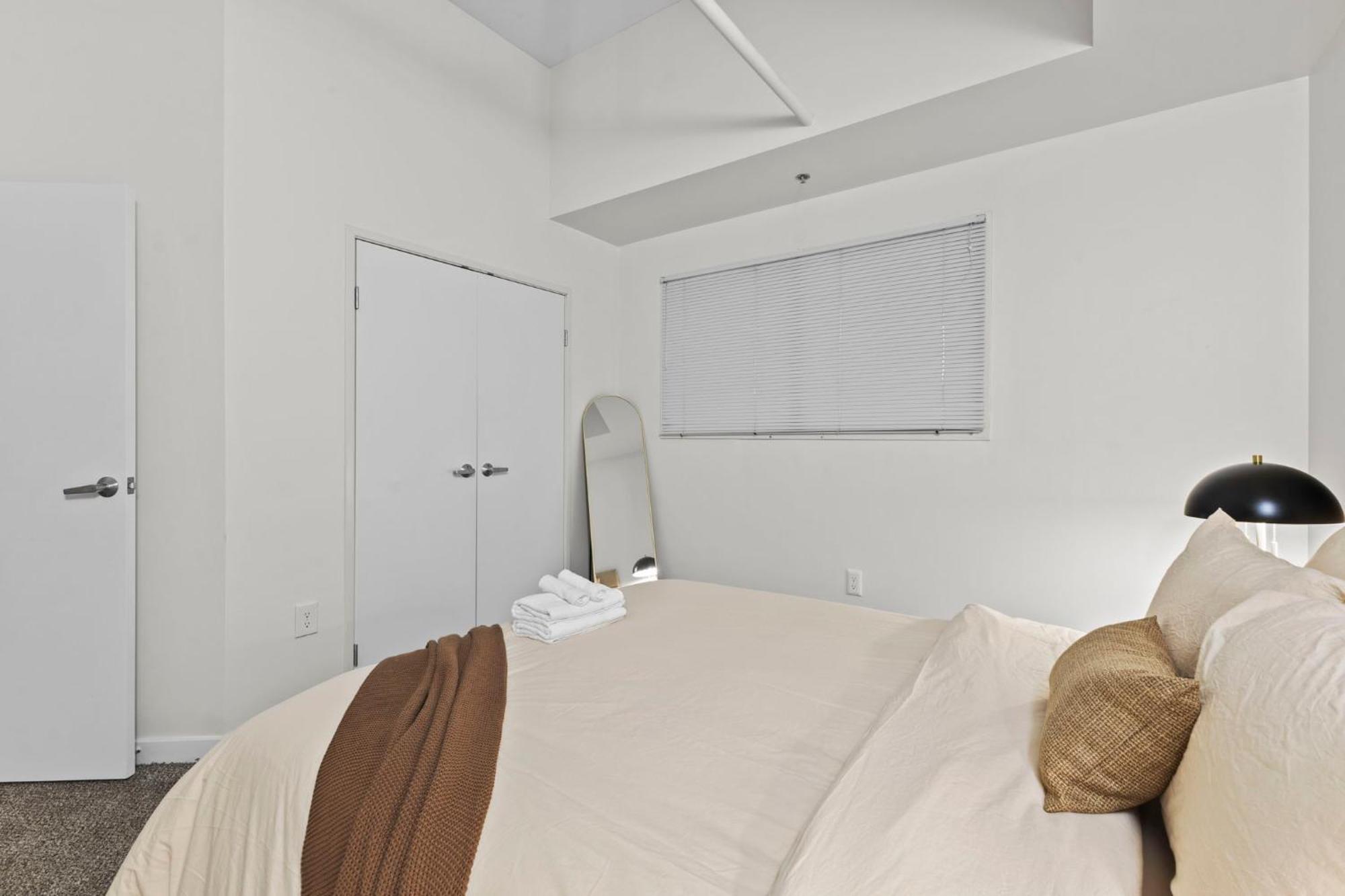 Indy Metro Stay - Sleeps 8 - Skywalk Access - Monument Circle Indianapolis Exterior foto